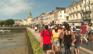 Premier jour du port du masque obligatoire dans les rues du centre de La Rochelle