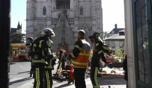 Nantes: les pompiers s'affairent sur le parvis de la cathédrale