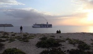Le ferry pour la quarantaine des migrants arrive à Lampedusa