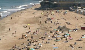 Nouvel épisode de canicule: images sur la plage de Biarritz