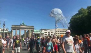 Des milliers de manifestants "anticoronavirus" défilent à Berlin