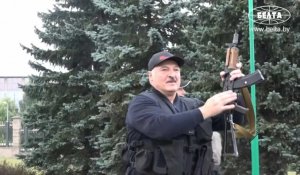 Bélarus: une vidéo montre Loukachenko en gilet pare-balle, fusil à la main