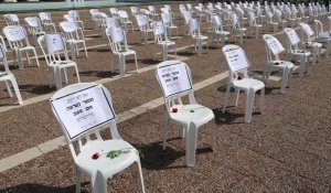Des chaises à Tel-Aviv en hommage aux 1.000 morts du Covid-19