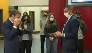 "Donnez-moi un masque plus léger!": quand Macron s'étouffe en s'adressant à des lycéens en Auvergne