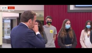 Emmanuel Macron retire son masque pour tousser oubliant les gestes barrières, les internautes choqués ! (Vidéo)