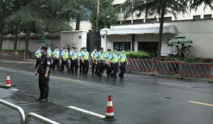 Chine: membres de la sécurité à l'extérieur du consulat américain à Chengdu