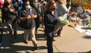 Décès de la juge "RGB": Nancy Pelosi dépose une gerbe de fleurs devant la Cour suprême