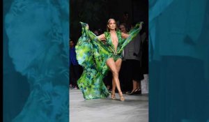 Jennifer Lopez fait sensation à Milan en défilant à nouveau avec sa robe «jungle» ultra sexy de Versace 