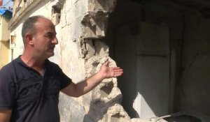 Un habitant de la frontière turco-syrienne constate les dégâts sur sa maison