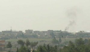 De la fumée s'élève au-dessus de la ville syrienne de Tell Abyad