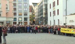 Des centaines de personnes forment une chaîne humaine autour de la synagogue de Munich