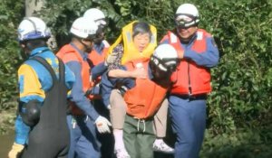 Typhon Hagibis: des secouristes japonais sauvent des personnes âgées des inondations