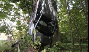 Insolite : après un accident près  de Saint-Maximin, une voiture se retrouve à la verticale