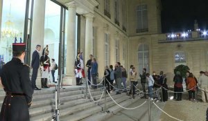 Des centaines d'anonymes affluent à l'Elysée rendre hommage à Chirac