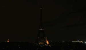 La Tour Eiffel s'éteint en hommage à Jacques Chirac