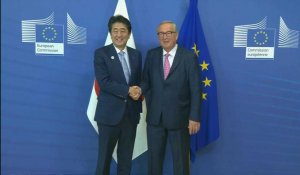 Le Premier ministre japonais rencontre Jean-Claude Juncker à Bruxelles
