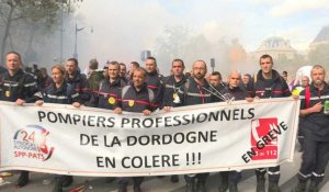 Les pompiers en colère manifestent à Paris