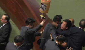 Hong Kong: des parlementaires de l'opposition évacués