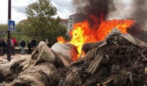 Avignon : les agriculteurs mettent le feu devant la préfecture