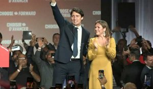 Canada: Trudeau rejoint ses partisans sur scène après sa victoire