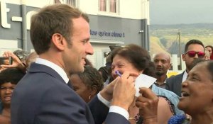 Bain de foule d'Emmanuel Macron à la Réunion