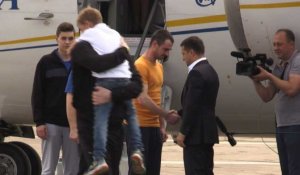 Les prisonniers ukrainiens libérés arrivent à Kiev après l'échange