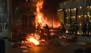 Incendie devant la station de métro Central à Hong Kong après une manifestation