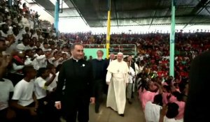 Madagascar : le pape visite une association caritative