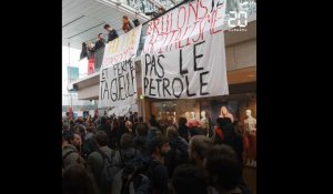 Climat: Des militants écologistes occupent le centre commercial Italie 2 à Paris