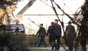 Des voitures transportant des membres de la délégation nord-coréenne quittent l'ambassade en Suède