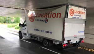 Encore une camionnette coincée sous le pont de l'A16 à Wimille