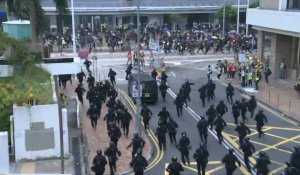La police charge les manifestants lors d'un rassemblement anti-Chine à Hong Kong