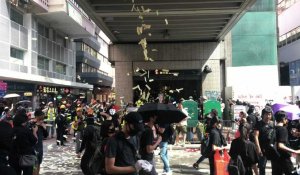 Hong Kong: les manifestants jettent de la "hell money" lors de la fête nationale chinoise