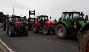Les agriculteurs bloquent le rond-point au niveau de l'hôpital de Calais
