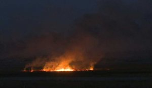 La nuit tombe sur des incendies à la frontière entre la Turquie et la Syrie