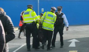 Londres: des militants d'Extinction Rebellion arrêtés dans un aéroport