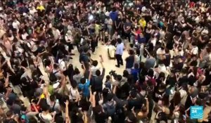 "Gloire à Hong-Kong", le chant que les manifestants scandent dans les centres commerciaux