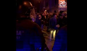 Espagne: Nouvelle nuit de tensions et de barricades à Barcelone