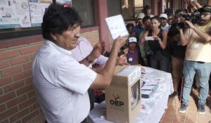 Présidentielle: Le président bolivien Evo Morales vote