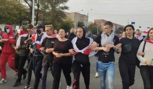 Bélarus: nouvelle grande manifestation à Minsk, malgré les arrestations