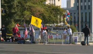 Des partisans de Trump se rassemblent devant l'hôpital militaire Walter Reed