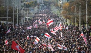 Bélarus: des dizaines de milliers de manifestants malgré la menace de tirs à balles réelles