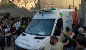L'ambulance transportant Maradona part pour l'hôpital de Buenos Aires