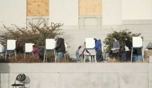 Présidentielle américaine: un bureau de vote en plein air anti-Covid à Oakland