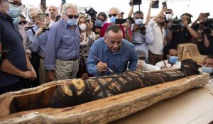L'Egypte dévoile plus de cent sarcophages intacts, "trésor" de Saqqara