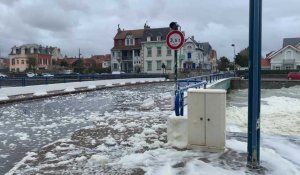 Wimereux: La digue recouverte par les vagues lors des grandes marées