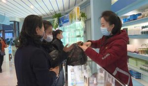 Les Nord-Coréens achètent des cosmétiques et vont chez le coiffeur pour la Fête des mères