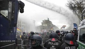 À Berlin, la police disperse au canon à eau une manifestation d'"anti-masques"