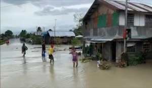 Le typhon Molave engendre des inondations dans une ville des Philippines