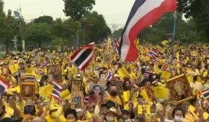 Thaïlande: rassemblement des partisans royalistes pendant les manifestations pro-démocratie
